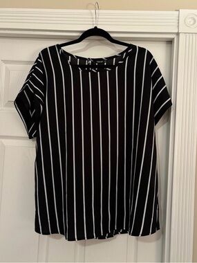 Black & White Vertical Stripe Short Sleeve Top